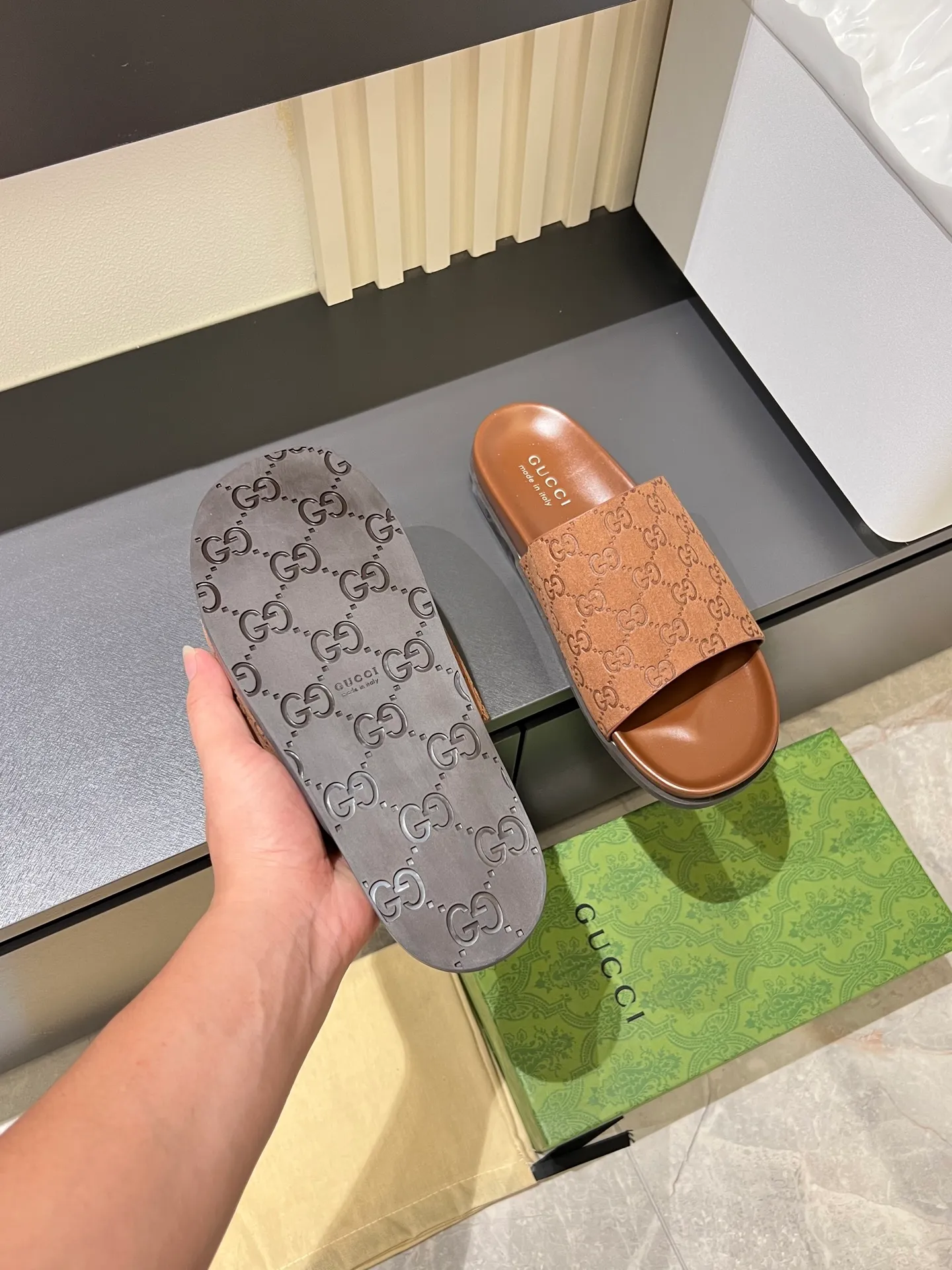 Men's Men's Shoes 💰p320 "GUCC＊" These slippers are made of GG polyester and feature a Gucci label on the front, adding a bold logo feel to the style. "Gucci Made in Italy" stamped label Rubber sole. Size 38-44